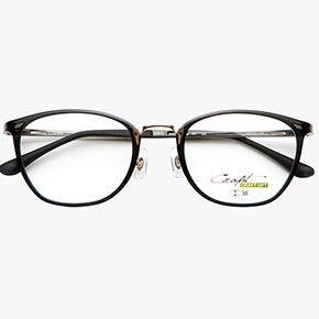 黒縁メガネの上手な選び方 なりたい雰囲気別 おすすめアイテム 眼鏡市場 メガネ めがね