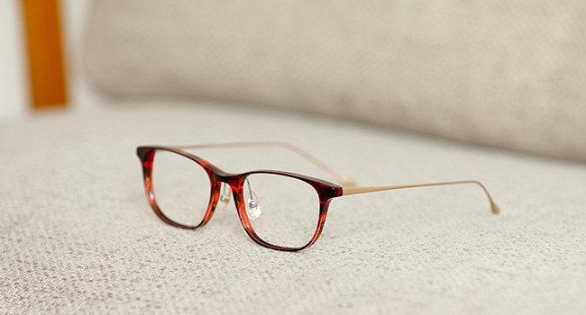 メガネの定番 ウェリントン 人気の秘密や着用シーンごとの印象を解説 眼鏡市場 メガネ めがね