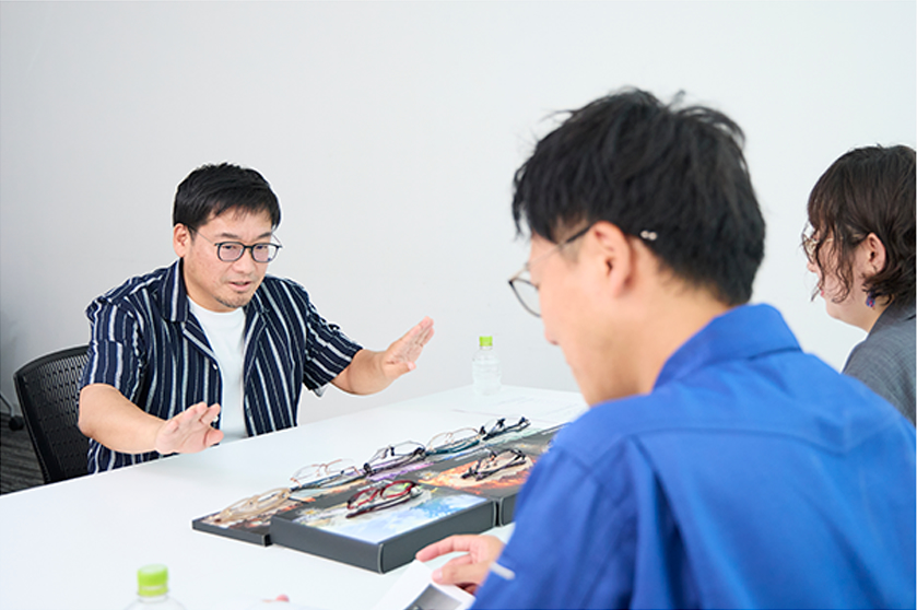 試行錯誤の末に完成したモデルを前に、話が尽きない