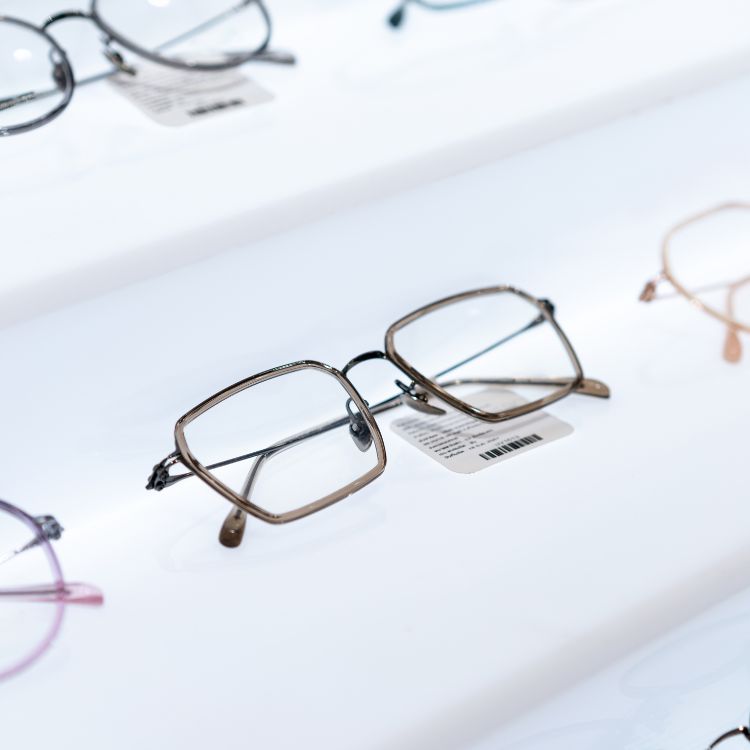 並んだメガネの画像