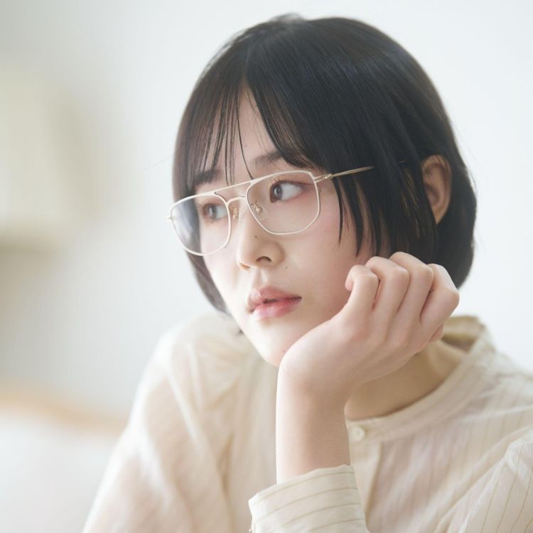 CRP-5002 Gを掛けた女性の画像