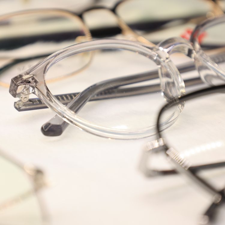 メガネが並んでいる画像