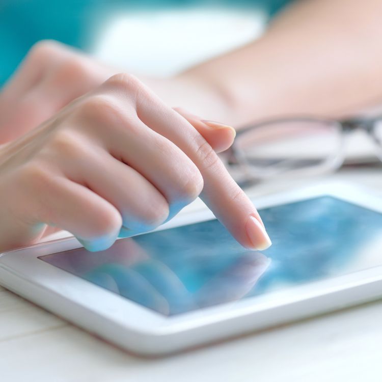 タブレットを触る手の画像