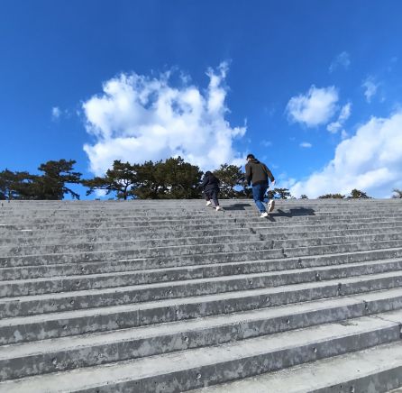 実際にLinseで撮影された画像：コンクリート製の階段と青空