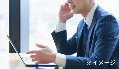 ハンズフリー通話をする男性のイメージ画像