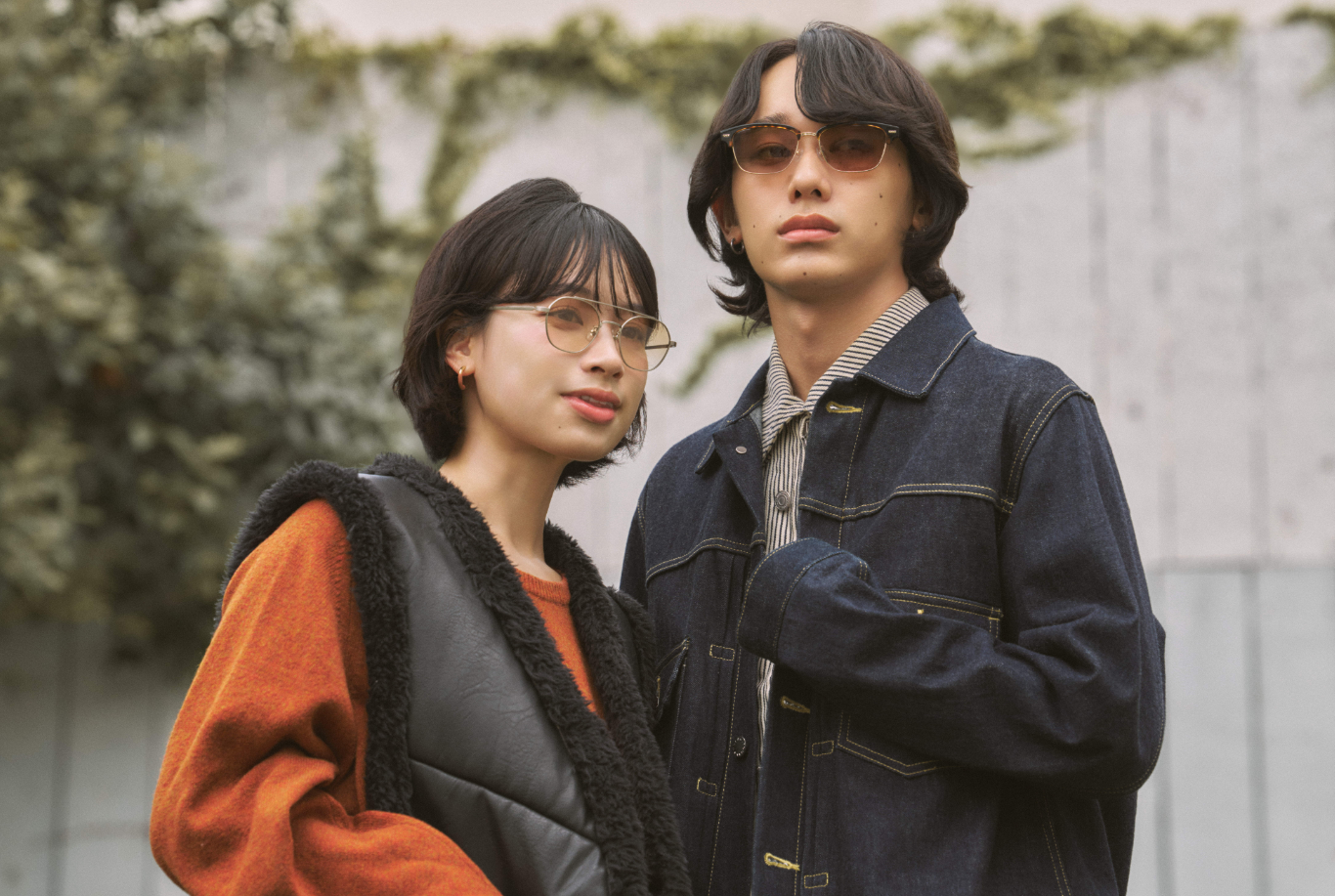 メインイメージ：サングラスをかけた男女の画像