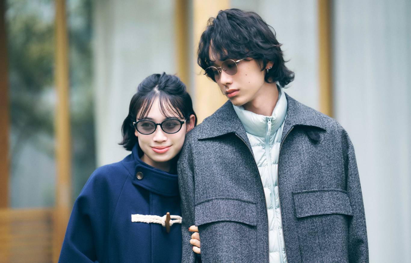 メインイメージ：サングラスをかけた男女の画像