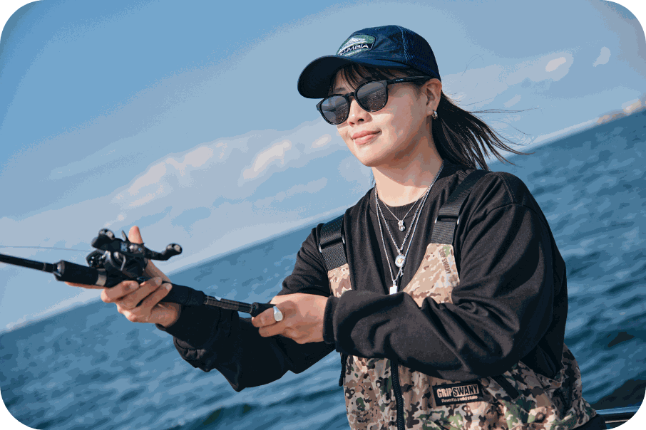 海辺で釣りをする女性