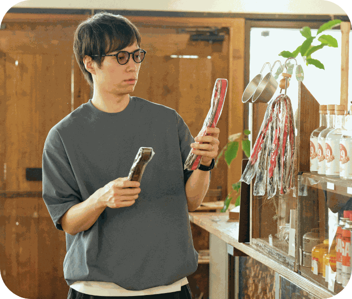 ショップで商品を選ぶメガネ姿の男性