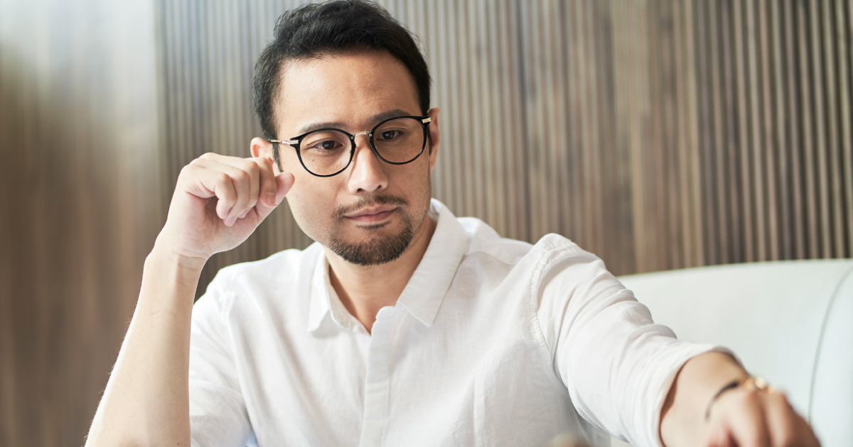 ボストンメガネが似合う顔のタイプとは？相性の良いファッションや髪型、メガネも紹介 | 眼鏡市場（メガネ・めがね）