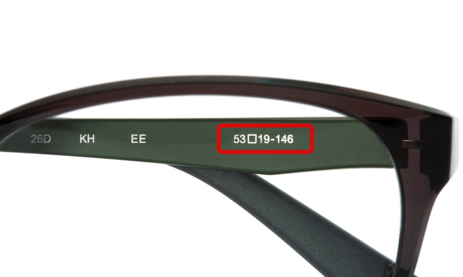 写真：メガネフレームのツルの内側に記載されたサイズ表記「53□19-146」を、赤枠で囲んで強調している様子。