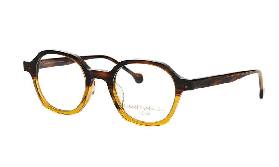 写真：Lunettes Marche LNM-104 BRHを斜め前方の角度から撮影した様子。