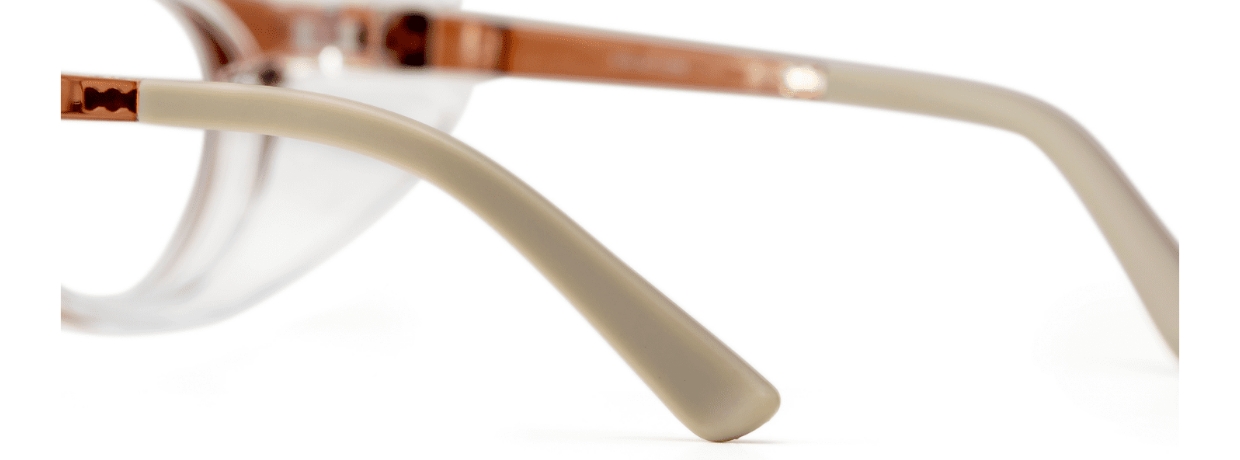 ラバー素材のモダンを採用でフィット感のあるかけ心地を実現。